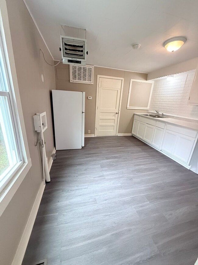 Foto del edificio - Charming 2-Bedroom Duplex in a Convenient ...