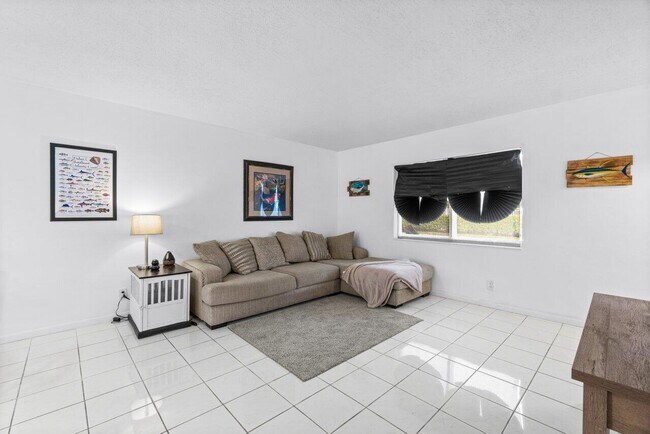 Foto del edificio - 658 NE 6th Ct