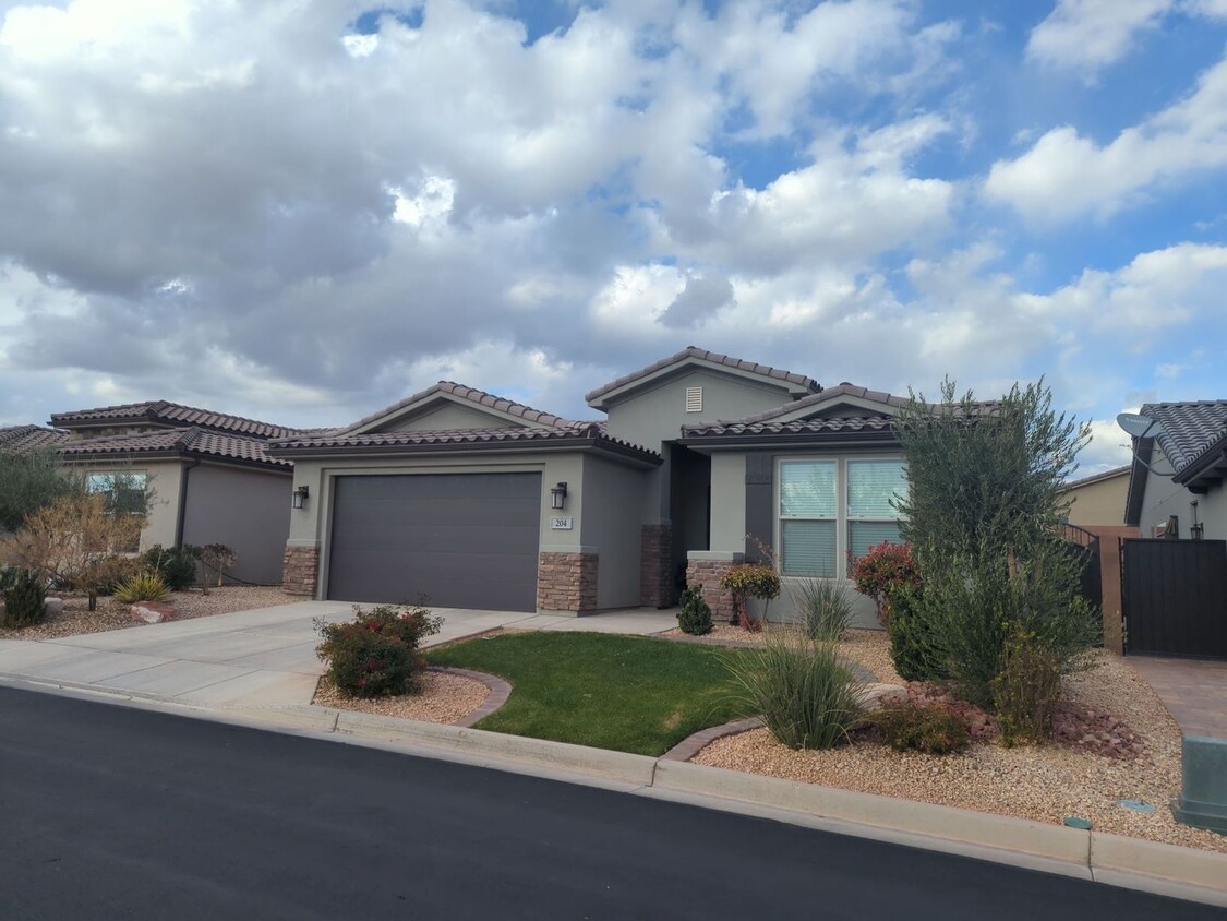 Building Photo - 3 Bedroom 2 Bath Home - Dog Friendly!