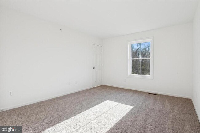 Building Photo - 133 Silversmith Rd