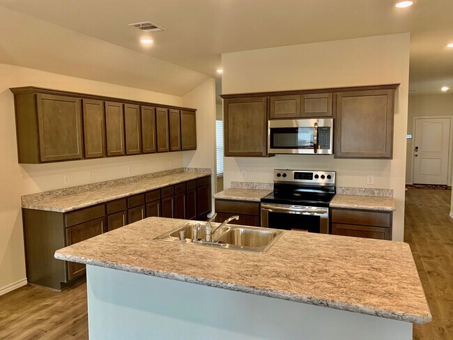 Foto del edificio - MUST SEE! 4 BDRM/2 BATH- Great Denton Loca...