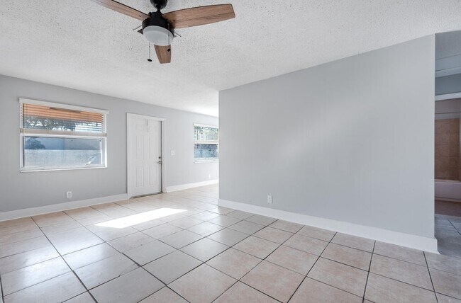 Building Photo - 801 NE 3rd St