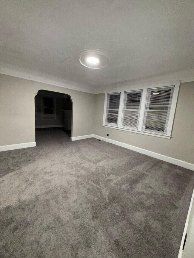 Foto del edificio - Bright & Cozy 3-Bed Duplex for Rent in Detroit