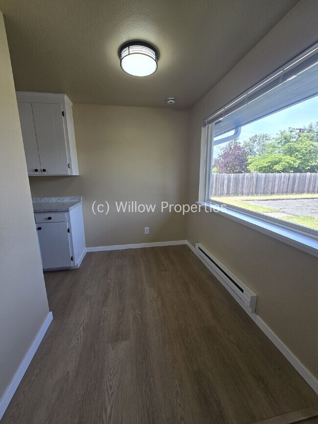 Building Photo - One Bedroom Newly Remodeled
