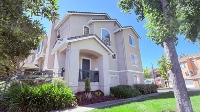 Building Photo - 401 Skylark Ct