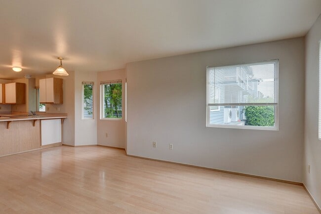 Building Photo - 2-Bedroom 1st Floor Park Place Condo - Wat...