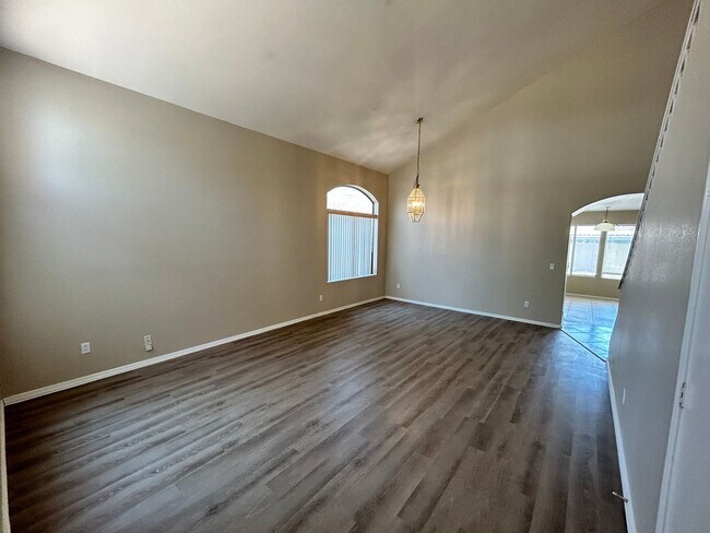 Foto del edificio - Spacious 4-Bedroom 3-Bath Peoria Home with...