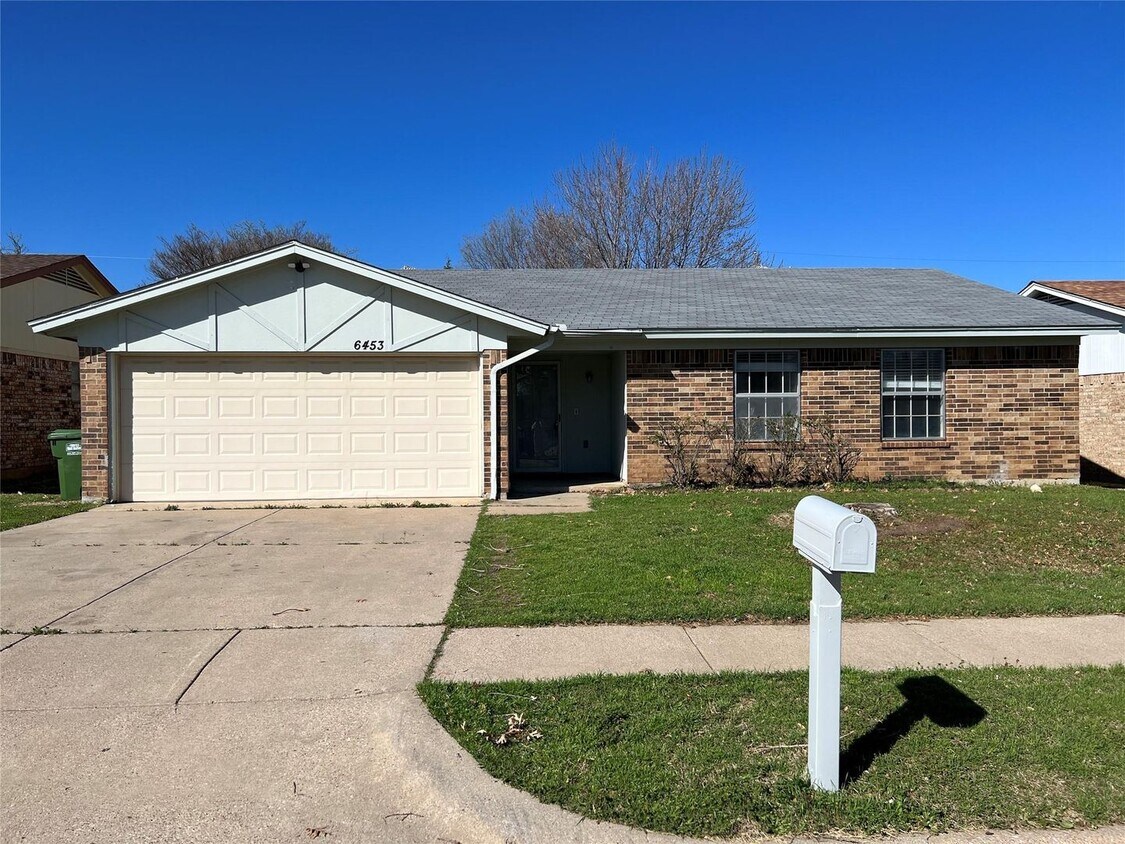 Primary Photo - 3 Rooms 2 Baths Home Ready To Move In.