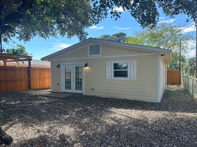 Building Photo - 434 Eloise Dr