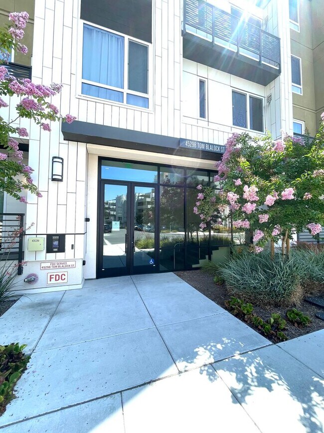 Building Photo - Beautiful Custom 3 Bedroom 2 Bath in Metro...