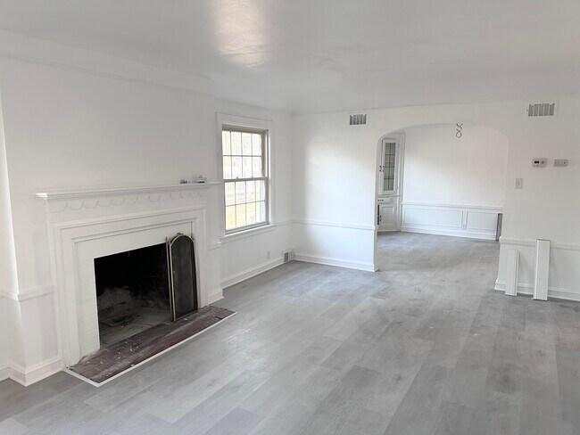Living room - 4453 N Marlborough Dr