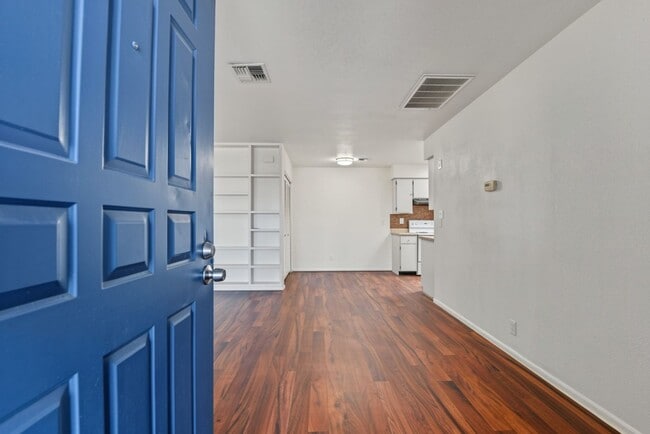 Building Photo - 9007 W Elm St