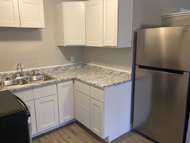 Foto del edificio - 2 Bedroom, 1 bathroom First Floor Apartment!