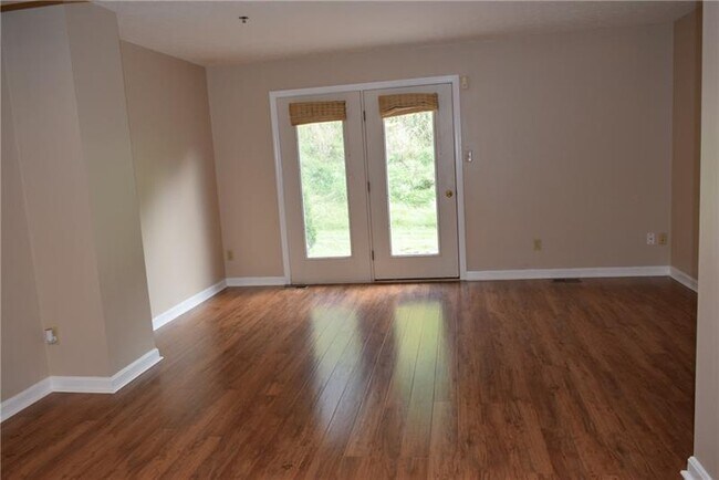 Foto del edificio - 1249 Meadowbrook Dr