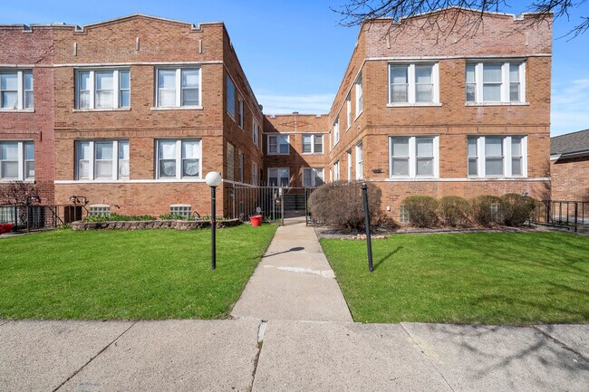 Building Photo - 9726 S Prairie Ave