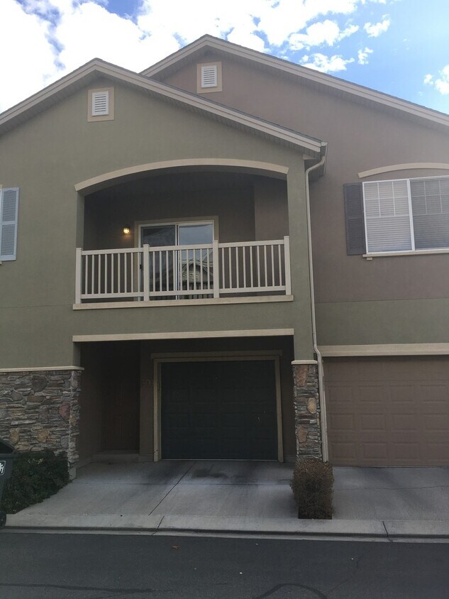 Foto principal - Townhome with Plenty of Storage Space and ...