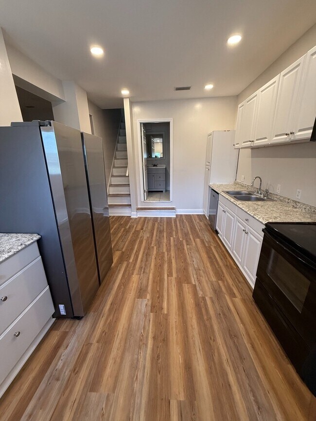 Foto del edificio - 2418 Pullman Ave