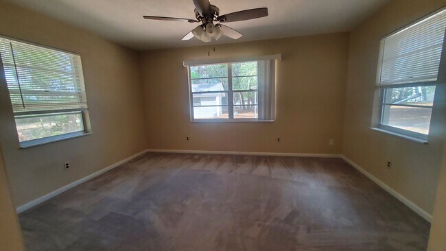 Foto del edificio - Large 2 Bedroom, 2.5 Bath with large Den and Family Room in Rainbows End, Dunnellon, FL