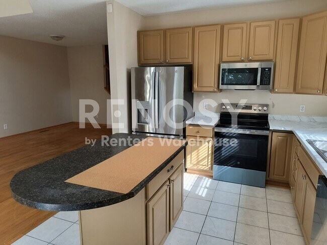 Building Photo - 4BD/3.5BA Townhome in Apple Valley Available Now!
