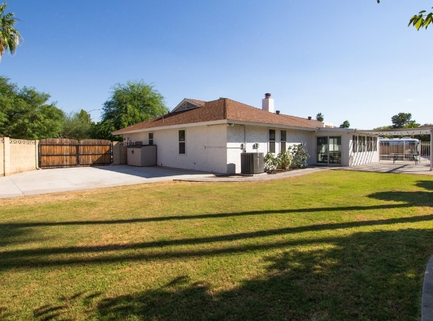 Building Photo - 1646 N Chestnut Cir