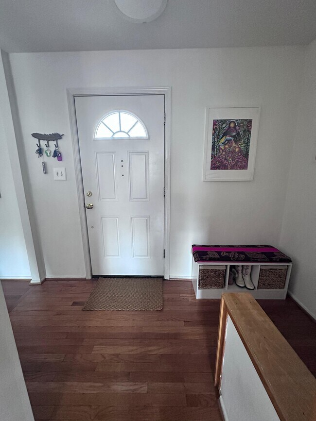 Foto del edificio - 5572 Hollins Ln