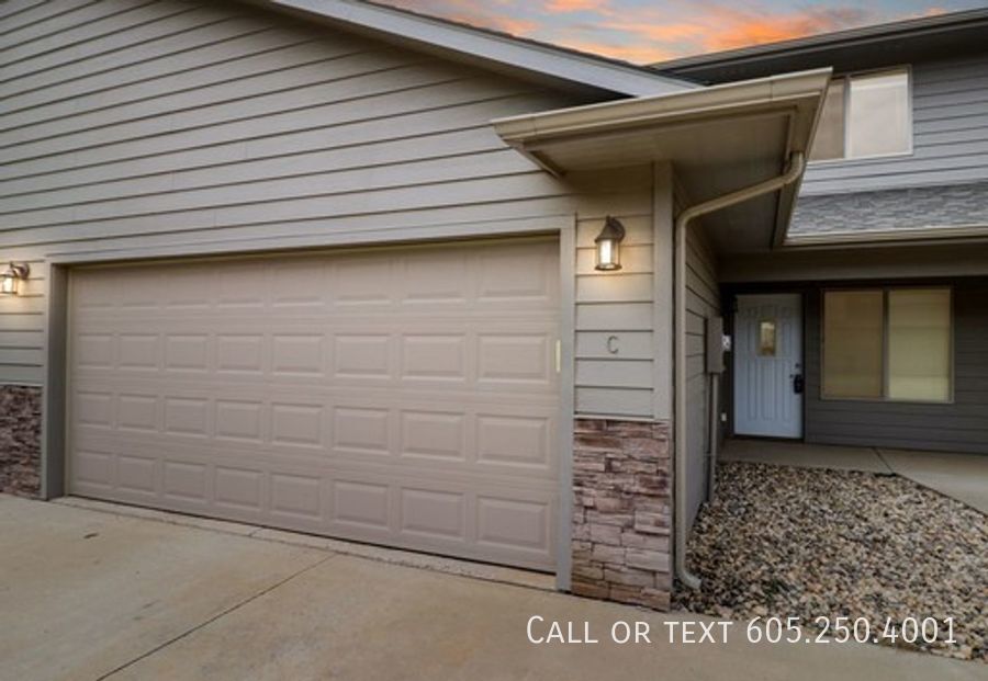 Amazing 3 Bedroom 2.5 Bath townhome in Har... Room for Rent in
