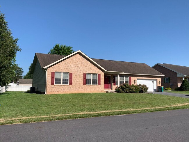 Foto del edificio - Lovely single family, brick rancher home with 3 beds/2.5 baths!!