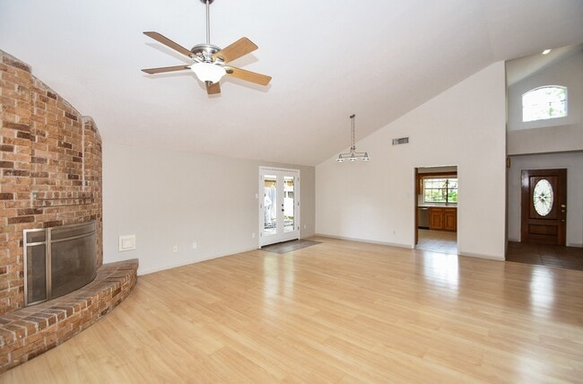 Foto del edificio - 15803 Lakedale Dr