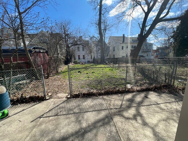 Building Photo - 713 E 27th St