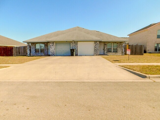 Building Photo - 4202 Jeff Scott Dr