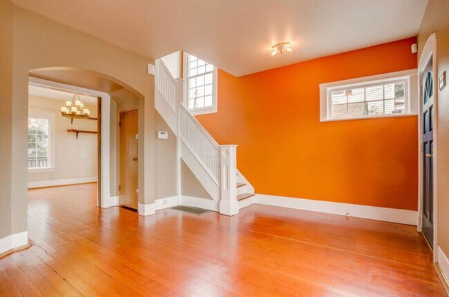 Building Photo - $1000 Off 1 months rent w/ move in by 12/15 - Welcome Home 3b/2.75ba in the heart of Ballard
