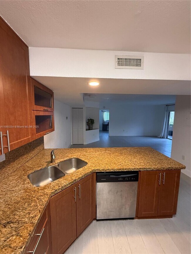 Foto del edificio - 4720 NW 102nd Ave