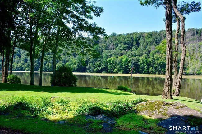 Foto del edificio - 67 Lake Lillinonah Rd N