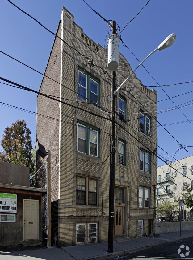 Primary Photo - 25 Rock St