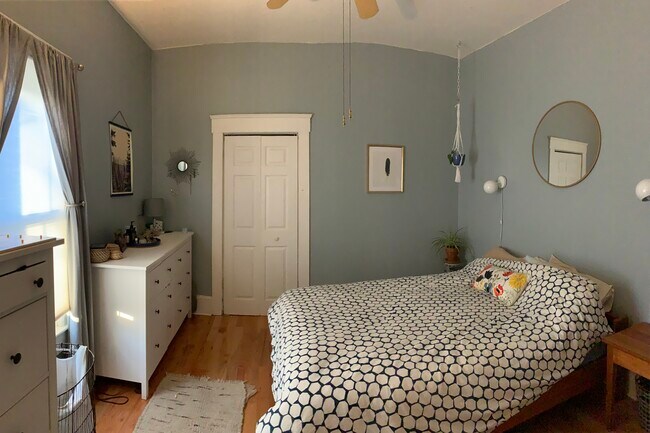 dormitorio trasero (ahora con pintura blanca) - 7 Galax Ave