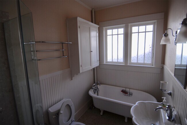 Foto del edificio - 330 Rollston Ave