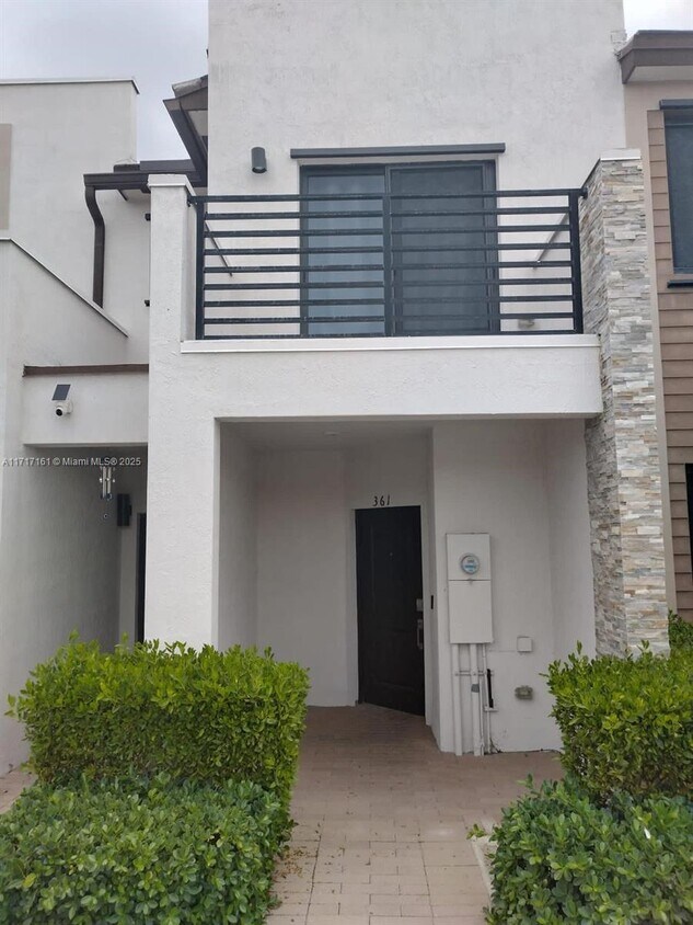 Foto principal - 361 NE 208th Terrace