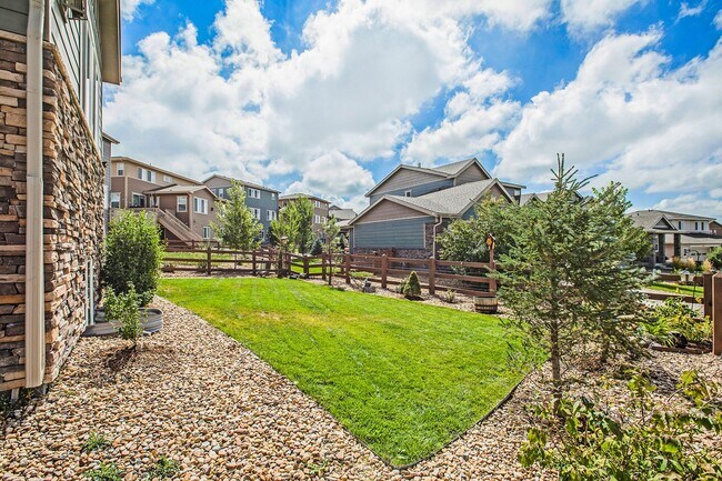 Building Photo - Elegant and spacious home with mountain vi...