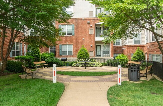Building Photo - 4860 Eisenhower Ave