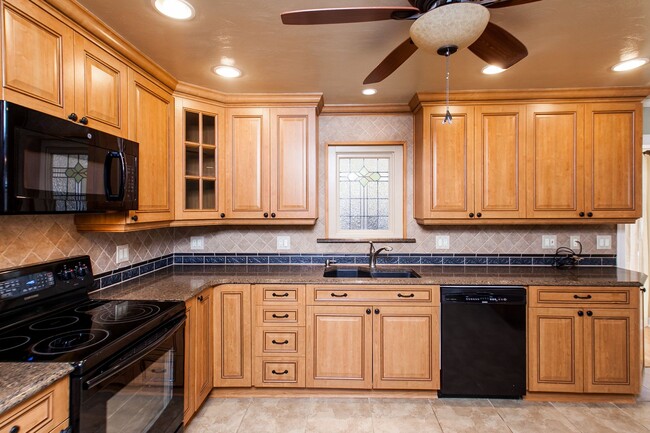 Building Photo - Lake Shores Ranch Home