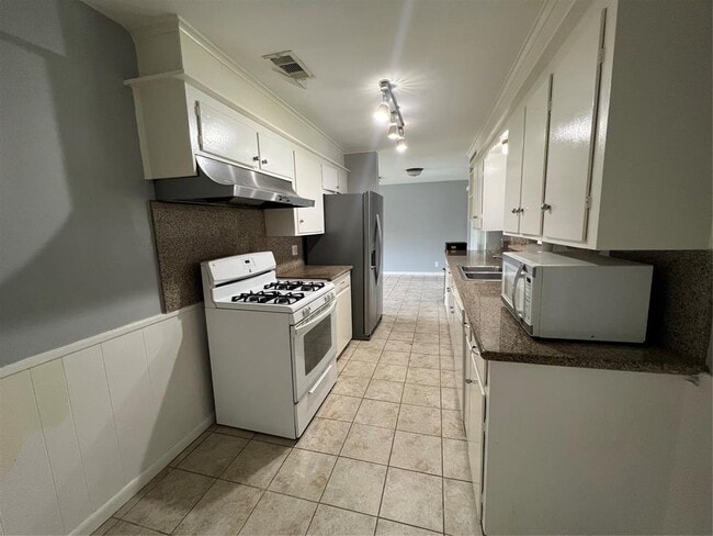 Building Photo - 7102 Sharpview Dr