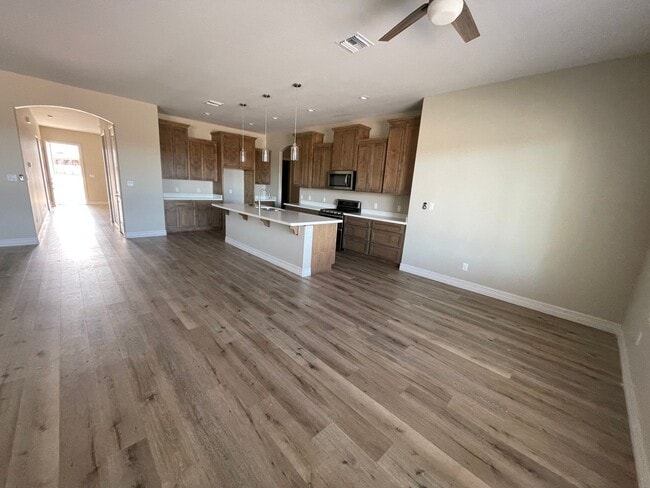 Building Photo - NEARLY NEW -LARGE & IMMACULATE HOME ON HUG...