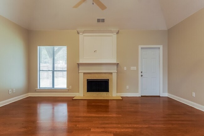 Building Photo - Beautiful Brick 4 Bedroom Home!