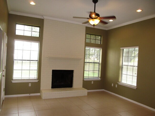 Foto del edificio - LARGE 4 BEDROOM NEAR LAKE