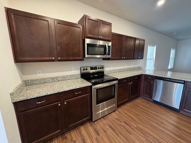 Building Photo - Newer 3/2.5 House in Armuchee- $1,995