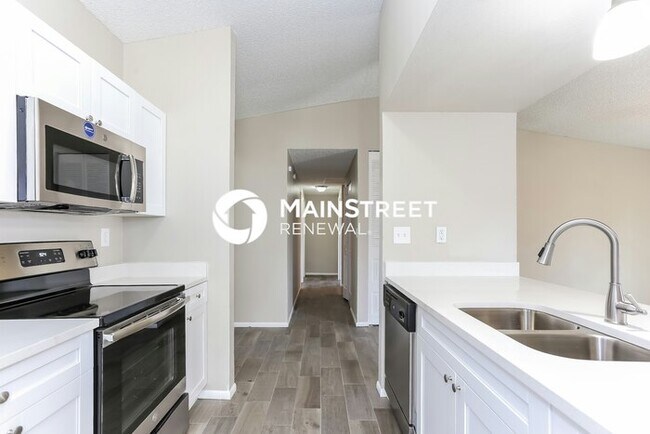Building Photo - 3 Bedroom Pet-Friendly Home in Valrico, FL with Main Street Renewal
