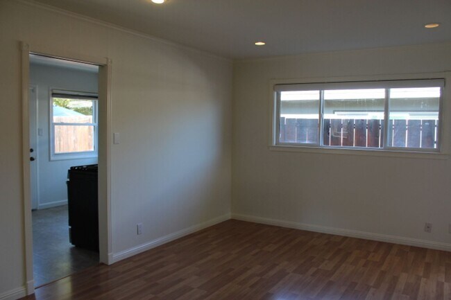Building Photo - Belmont Duplex 2 Bedroom 1 Bath OPEN  Tues...