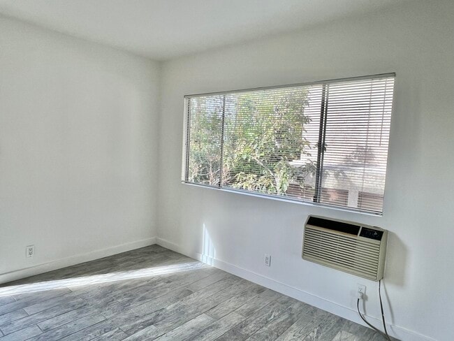Building Photo - 7411 Willoughby Ave