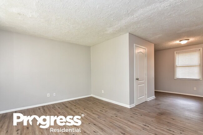 Building Photo - 3343 Renault Rd SE