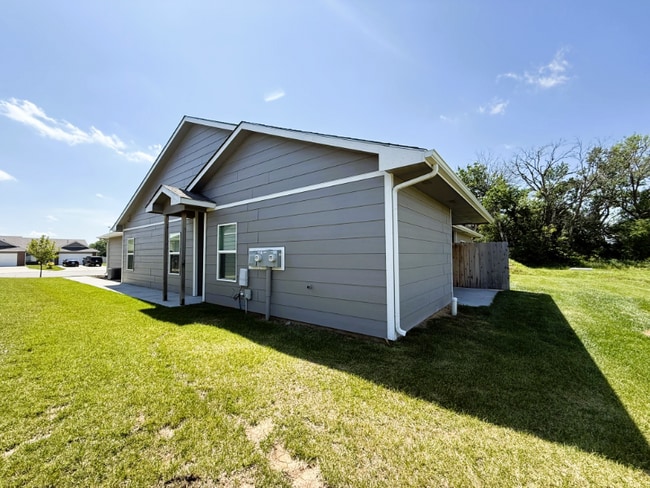 Building Photo - 8027 E 34th Ct S